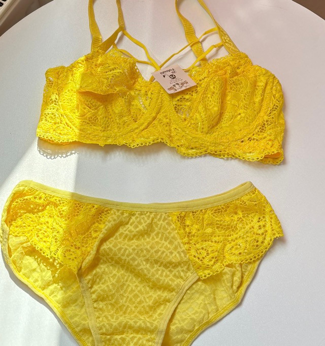 ست شورت و سوتین فنردار زرد